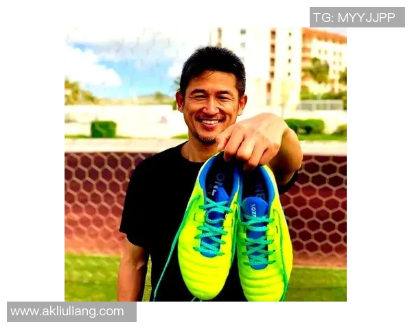 拥有个人签名足球鞋的球星及其背后故事解析