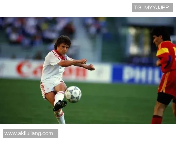 昔日绿茵英豪再聚首 足球传奇老一代球星合照记录辉煌岁月 昔日绿茵英豪再聚首 足球传奇老一代球星合照记录辉煌岁月