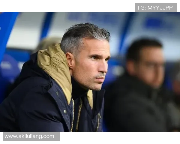 荷兰传奇前锋范佩西:从小将崭露头角到国际赛场辉煌的足球之路 荷兰传奇前锋范佩西:从小将崭露头角到国际赛场辉煌的足球之路