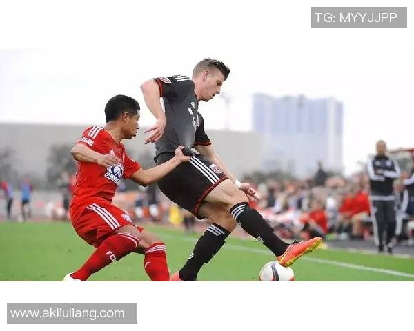 足球场上的危险动作与球员伤害风险分析及应对策略探讨 足球场上的危险动作与球员伤害风险分析及应对策略探讨