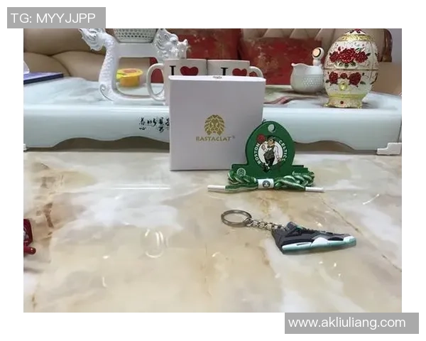 足球球星情侣手链见证浪漫爱意传递球场与生活激情