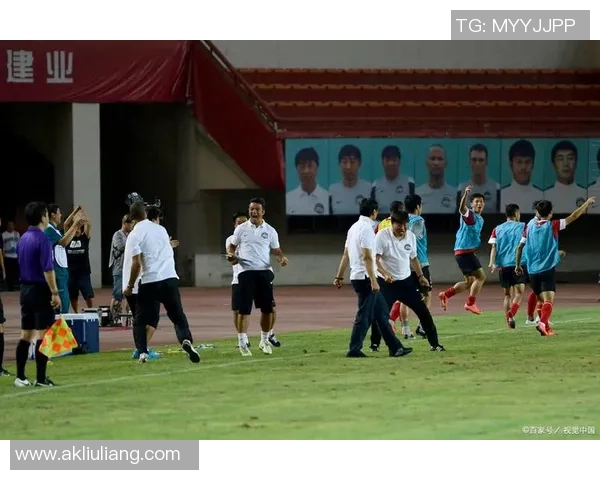 聚焦足球球星双边秀展现绿茵竞技魅力与团队精神风采 聚焦足球球星双边秀展现绿茵竞技魅力与团队精神风采